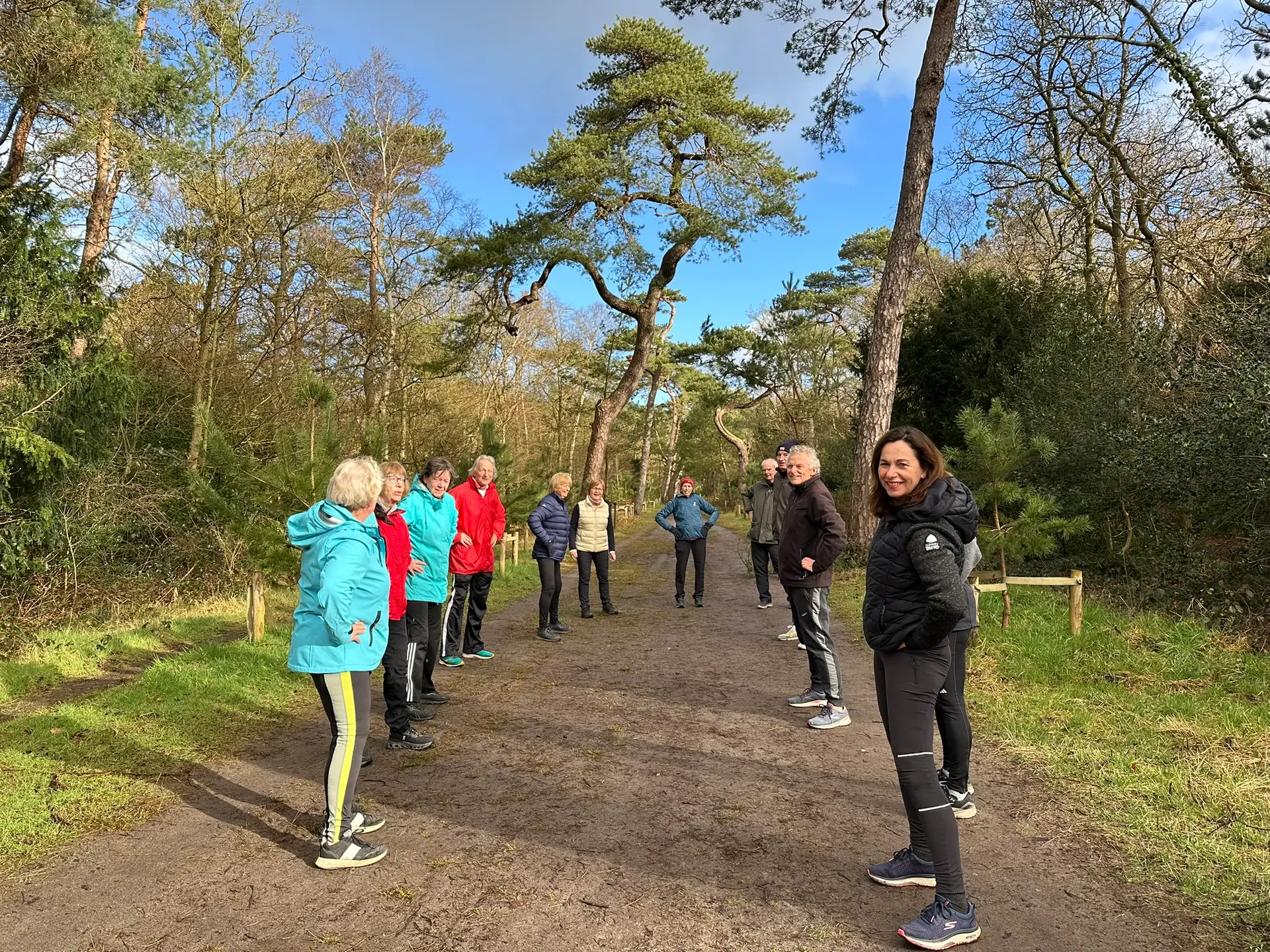 Oefening op de Sparrenlaan - Fitwalk bij Vivre! in Bergen (NH)